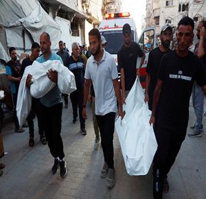 وداع وتشييع الشهداء الذين ارتقوا جراء غارة جوية إسرائيلية استهدفت منزلاً في حي النصر غرب مدينة غزة